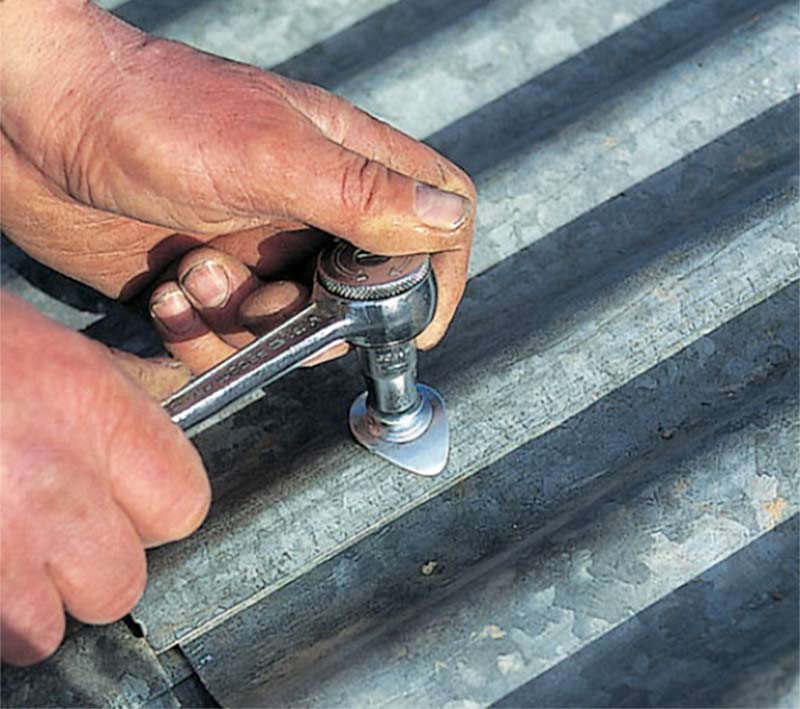 Travaux de toiture - EXPERTOITURE 974 :  Couvreur dans l'île de la réunion : Travaux de toiture : nettoyage, étanchéité, entretien, traitement rouille, resserrage des fixations, réparation, peinture hydrofuge toiture et pose toit couverture en tôle et bac acier.  Pose zinguerie : chenaux, bande rives …  Intervention dans l'île de la réunion 974 - Expertioiture974